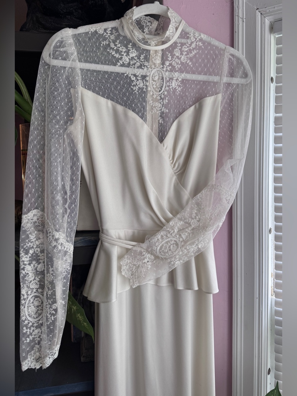 1980 VINTAGE French Lace & Silk Full-Length Long-Sleeved Wedding Dress - SMALL